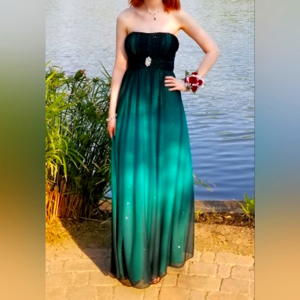 Full length Betsy & Adam juniors size 6 prom dress worn once. Like new condition